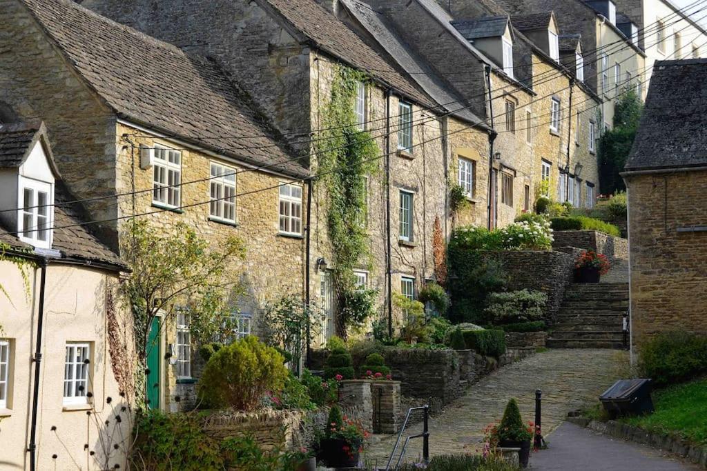 Stylish One Bedroom Cotswold Coach House เทตบรี ภายนอก รูปภาพ