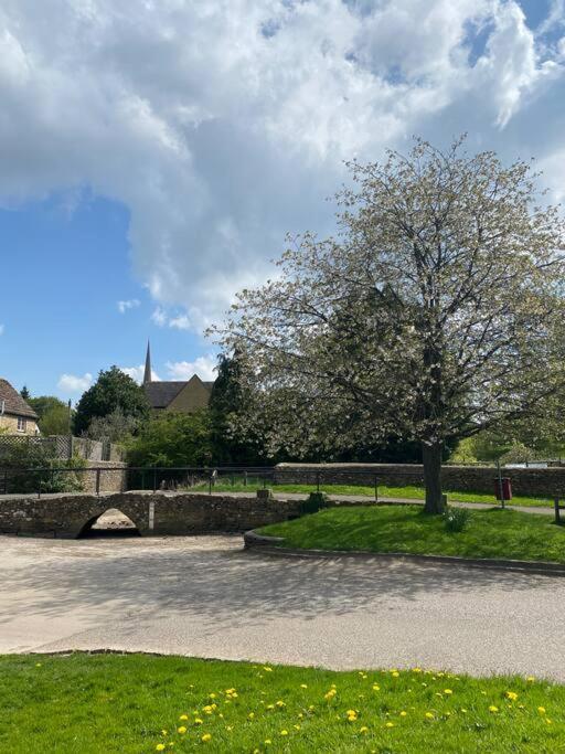 Stylish One Bedroom Cotswold Coach House เทตบรี ภายนอก รูปภาพ