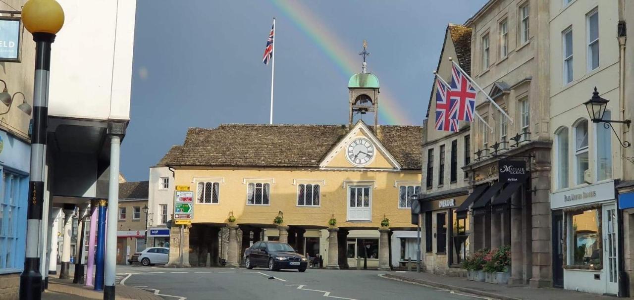 Stylish One Bedroom Cotswold Coach House เทตบรี ภายนอก รูปภาพ