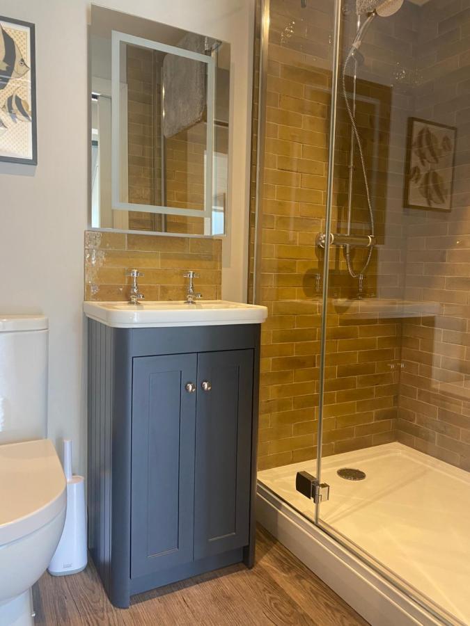 Stylish One Bedroom Cotswold Coach House เทตบรี ภายนอก รูปภาพ