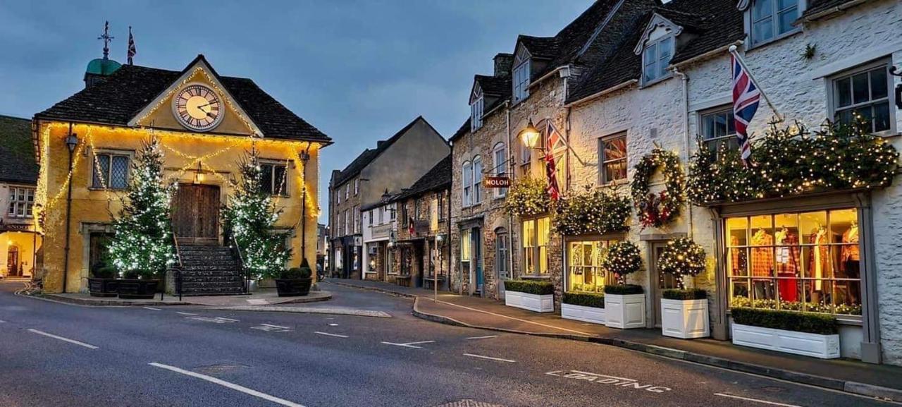 Stylish One Bedroom Cotswold Coach House เทตบรี ภายนอก รูปภาพ